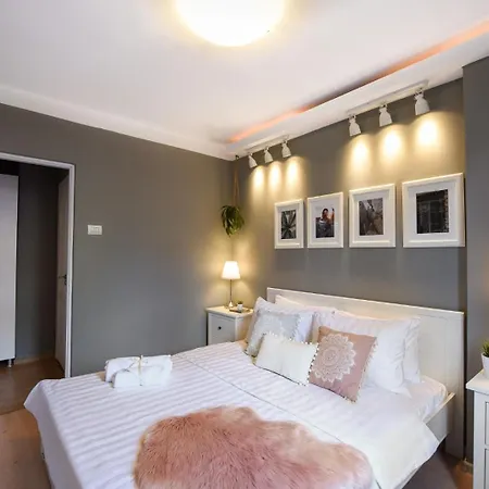 Downtown Oasis: Central Apartments With Cozy Charm Bucharest Room photo